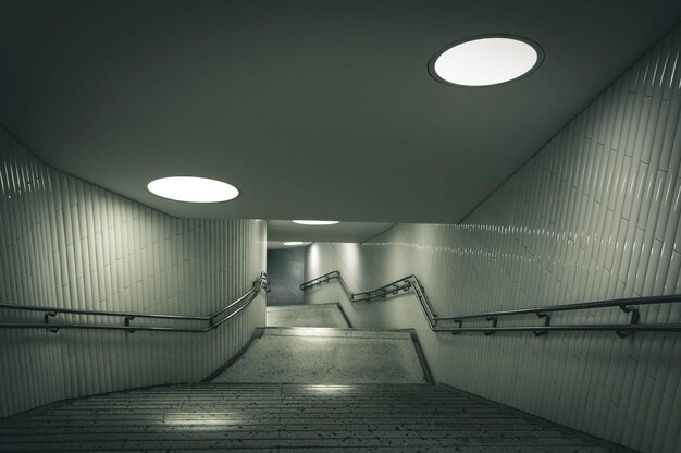 Фото Внутренняя часть освещенной подземной пешеходной дорожки