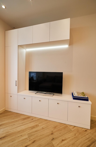 Фото Интерьер комнат в светлых тонах белая деревянная тумба под телевизор