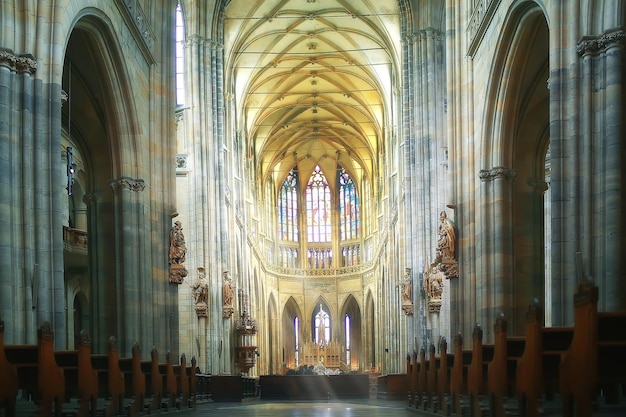 写真 プラハのカトリック大聖堂の内部/チェコ共和国の大聖堂、教会の内部、カトリックの内部