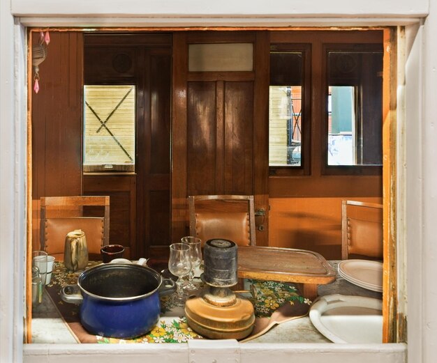 Foto interno della vecchia cucina del vagone ferroviario