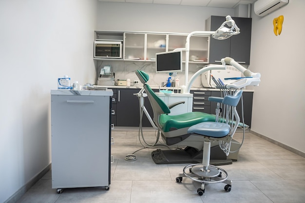 Интерьер приемной пациента с стоматологическим оборудованием в стоматологической клинике