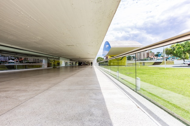 Foto prospettiva interna del museo oscar niemeyer