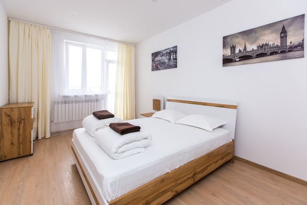Fotografia di interni moderna camera da letto in stile moderno bianco con letto grande