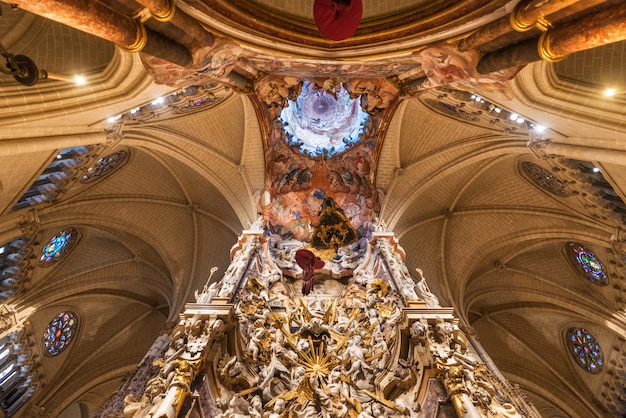 Photo interior of primate cathedral of saint mary of toledo.