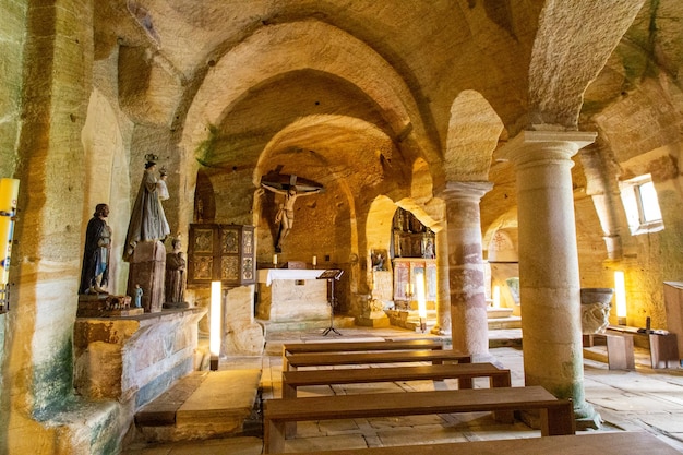 Photo interior of the rupestrian hermitage of saints justo and pastor from the 7th century spain