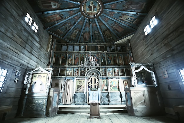 Interni in chiesa russa in legno / architettura ortodossa in legno, ortodossia interna