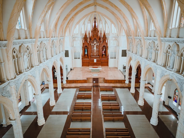 Foto l'interno della chiesa di song vinh, conosciuta anche come parish song vinh, che attrae i turisti a visitare spiritualmente nei fine settimana a vung tau vietnam la chiesa di song vinh ha un edificio simile alla francia