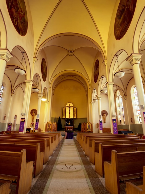 Interno della santa elisabetta d'ungheria nel campus auroria a denver.