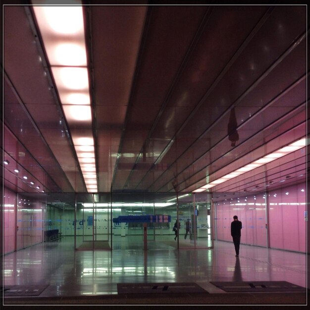 Foto interno della stazione della metropolitana