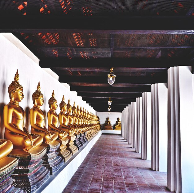 Photo interior of temple in building