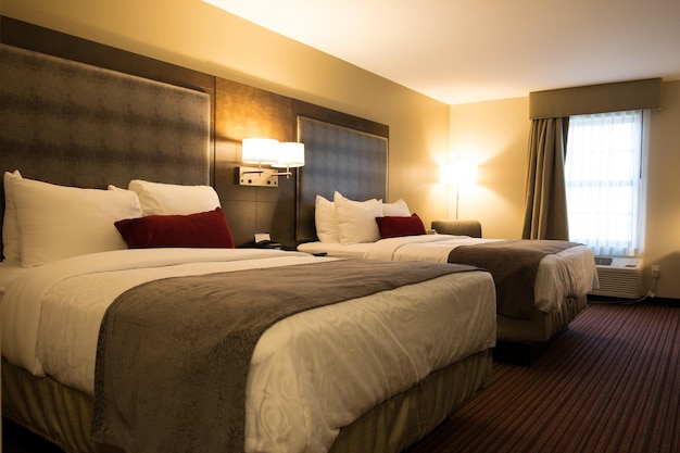 Foto interno di una camera d'albergo con due letti singoli