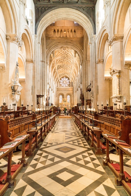 Interno della chiesa dell'università di santa maria vergine. è la più grande chiesa parrocchiale di oxford e il centro