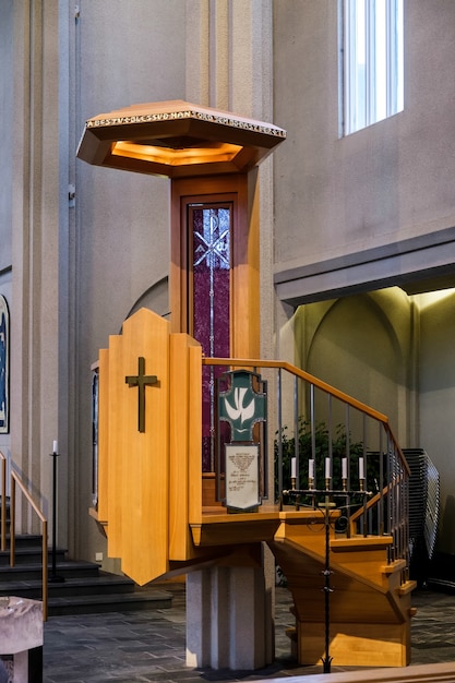 Vista interna della chiesa hallgrimskirkja a reykjavik