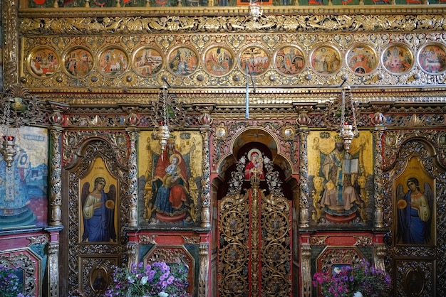 Vista interna del monastero in moldovita in moldovia romania