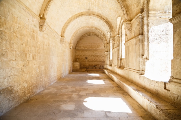 Vista interna dell'abbazia di montmajour vicino ad arles francia ex monastero fortificato medievale