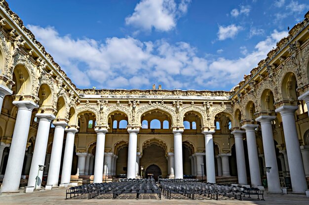 Photo interior view of nayakkar palace with blue clouds background in madurai