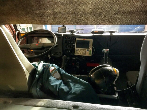 Фото Внутренний вид кабины автомобиля с пилотным шлемом