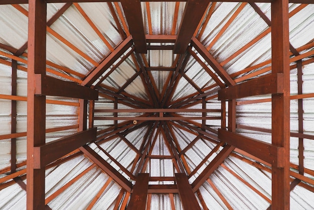 写真 木製の屋根構造の内部ビュー、天井のビュー。