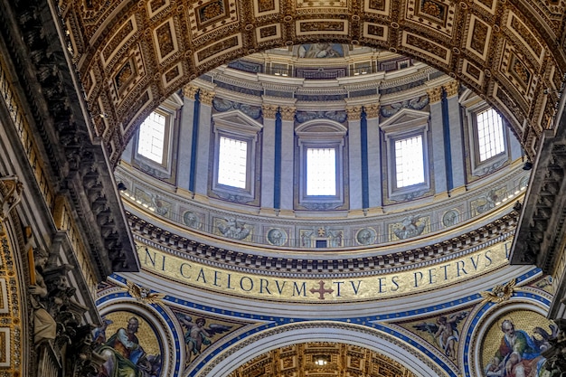 写真 セント・ピーターズ大聖堂のクーポラの内部