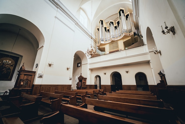 Vista interna di una vecchia chiesa con banchi vuoti