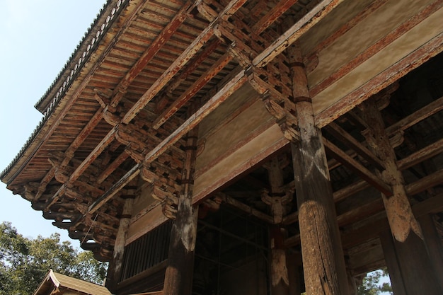 Foto struttura interna in legno di un tempio giapponese