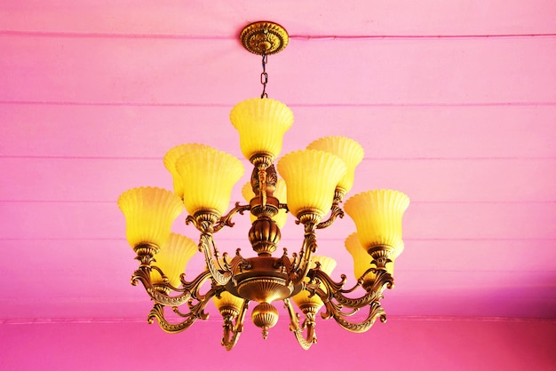 인테리어 노란색 램프와 분홍색 벽