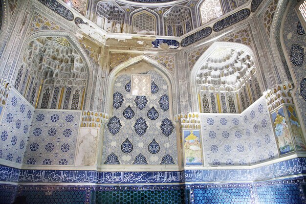 Photo the interiors and domes of the tombs of the shakhizinda complex in samarkand in uzbekistan tourism concept 29042019