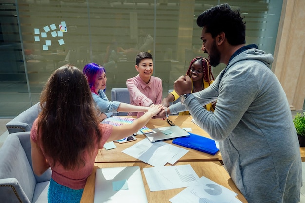 Internationaal, creatief groepsbureau voor modeontwerpers: teamwerkidee.