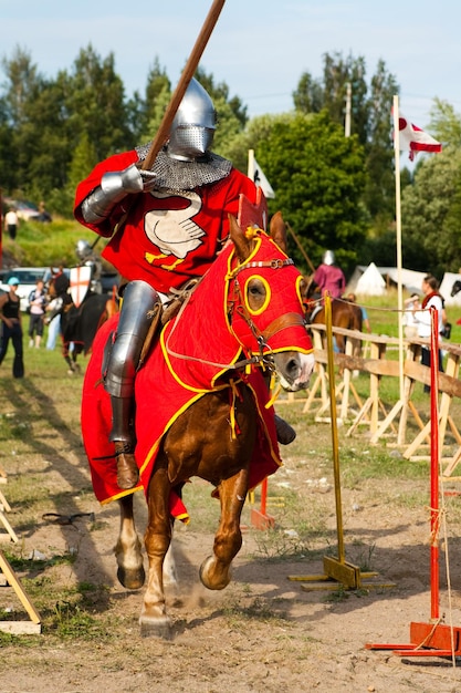 internationaal festival van middeleeuwse cultuur de Vyborg donder VYBORG RUSLAND 31072010 Toernooi tijdens het middeleeuwse festival Het festival vindt elk jaar plaats in Vyborg, Rusland