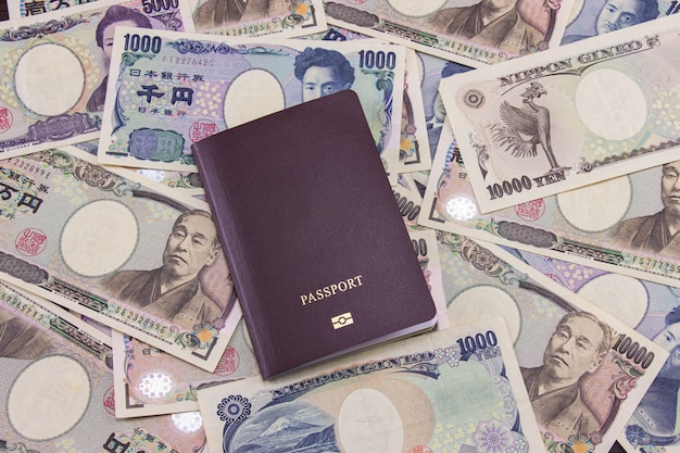 Internationaal paspoort op Japanse bankbiljettenachtergrond