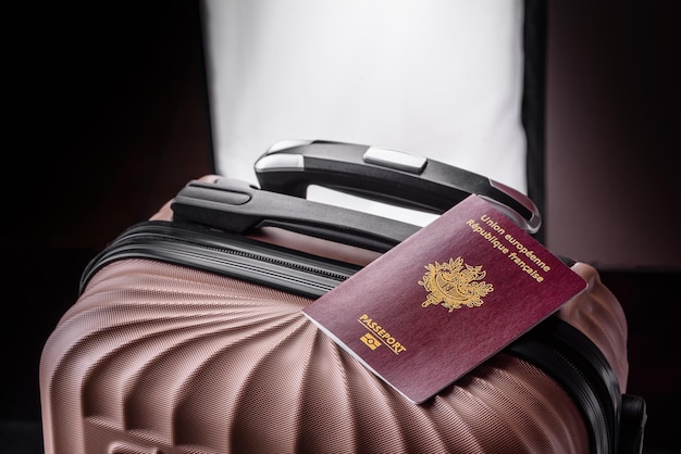 Internationaal paspoort van een Franse burger op een koffer