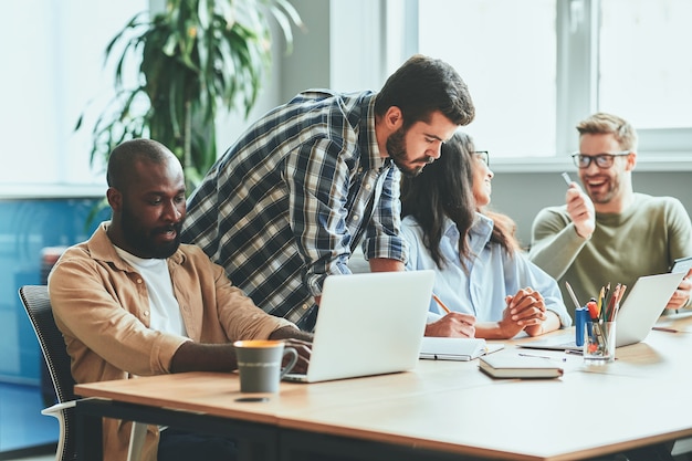 Foto internationaal team van jonge specialisten die druk aan het werk zijn