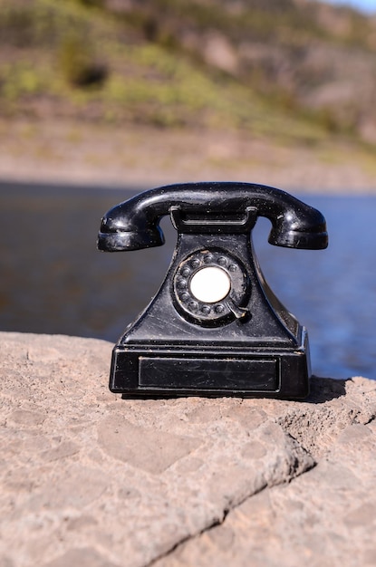 International Communications Vintage telefoon speelgoed op de vulkanische rotsen