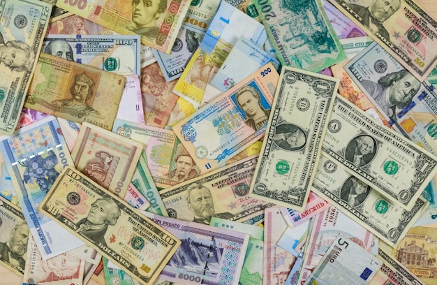 Banconote di valute internazionali di diversi paesi che si sovrappongono l'una con l'altra
