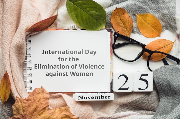 사진 가을 단풍이있는 여성에 대한 폭력 철폐를위한 국제의 날