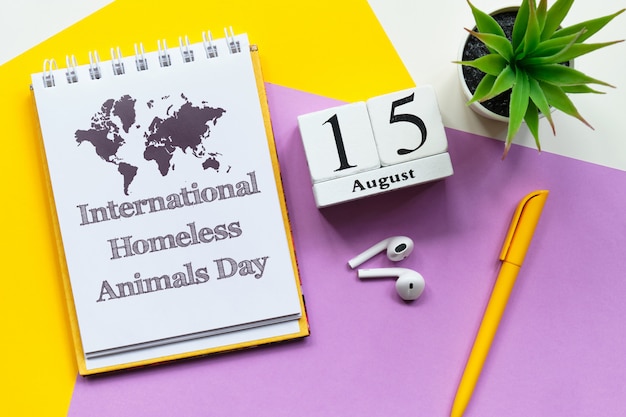 International Homeless Animals Day Vijftiende dag maandkalender op houten blokken met kopie ruimte