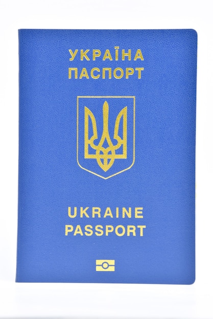 ウクライナの市民権の国際パスポートは、フレーム全体の白い背景にクローズアップ