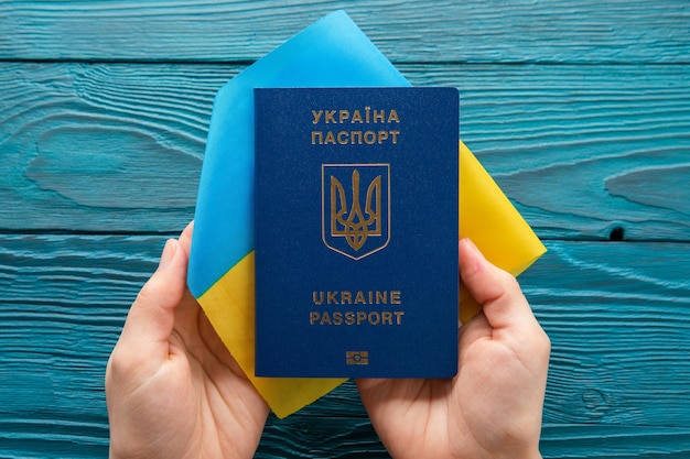 사진 배경에 대해 여성의 손에 우크라이나의 국제 여권