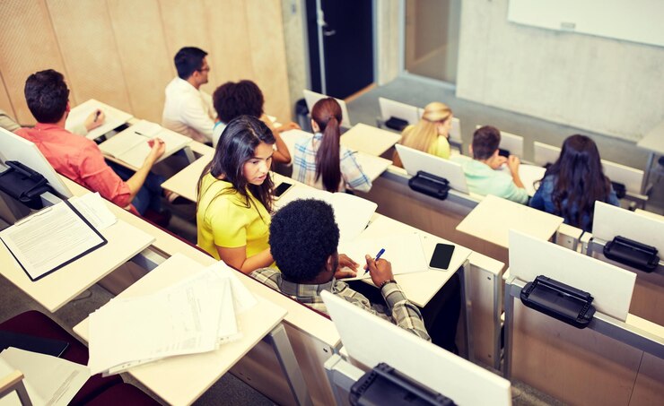 Photo international students at university lecture hall