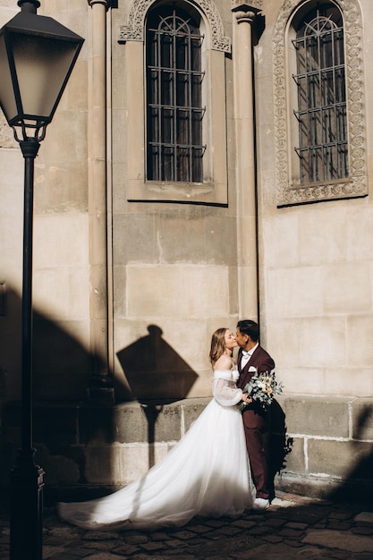 ヨーロッパの花嫁とアジアの新郎が一緒に街を歩く国際的な結婚式のカップル