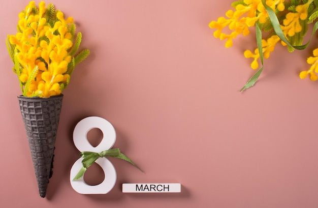 Foto la giornata internazionale della donna è l'8 marzo un bouquet di mimosa un bouquet primaverile di fiori e un biglietto di auguri