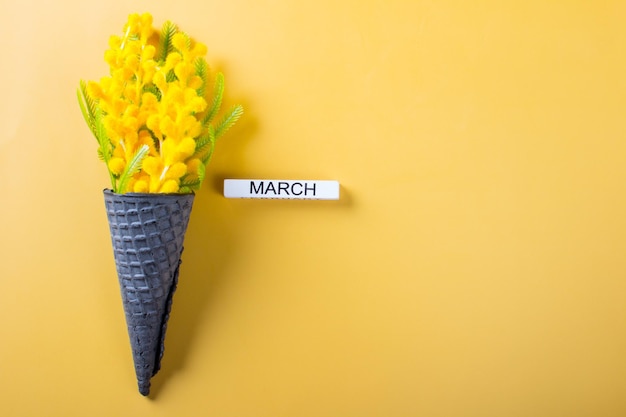 국제 여성의 날은 3월 8일 미모사 꽃줄기, 봄의 꽃 줄기, 그리고 인사카드.