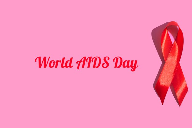 Internationale aidsdag. Rood lint met een harde schaduw op een roze achtergrond. AIDS bewustzijn concept. 1 december. Kopieer spase