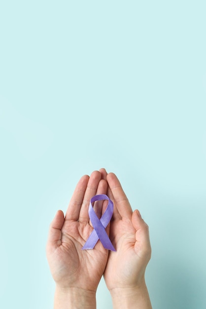 Internationale Dag van de Epilepsie Volwassen handen met paars lint Ziekte van AlzheimerAlvleesklierkanker