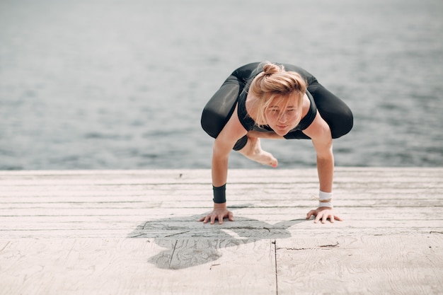 Internationale dag van yoga. Jonge vrouw, beoefenen, hatha, yoga, op, meer kust,