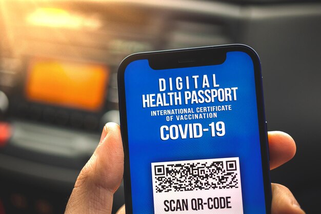 Internationale digitale gezondheidspaspoort-app, concept op het scherm van smartphone