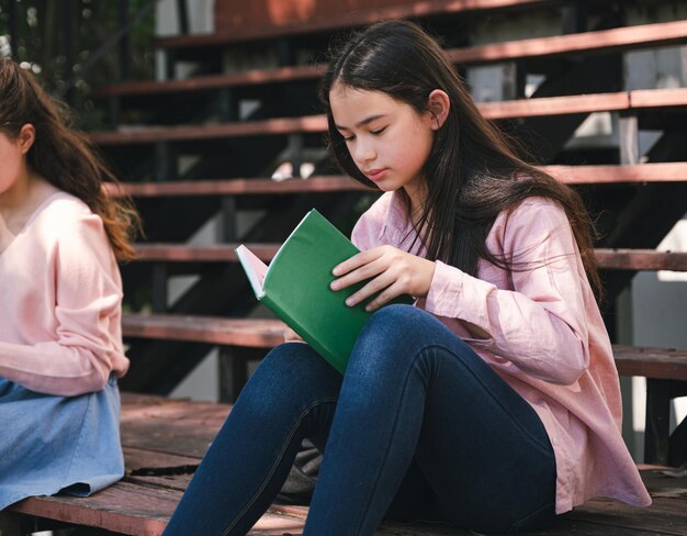 Internationale schoolmeisjeskinderen die boek lezen