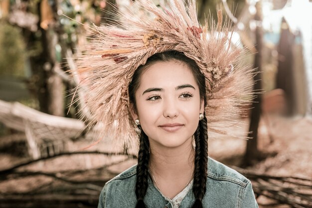 Internationale schoonheid. Charmante brunette die een glimlach op haar gezicht houdt terwijl ze diep in positieve gedachten is