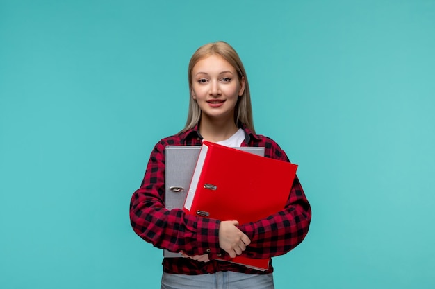 Internationale studentendag jong schattig meisje in rood geruit overhemd met rode bestandsmappen