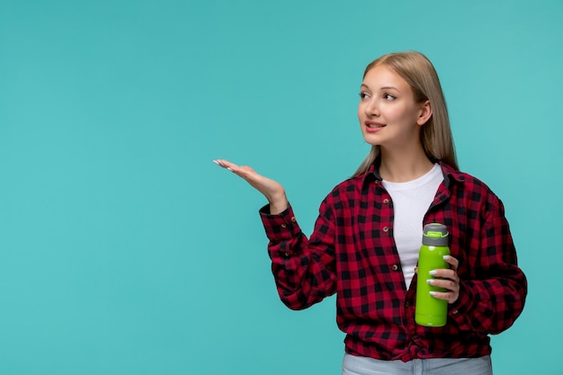 Internationale studentendag, mooi blond meisje in een rood geruit overhemd dat met de handen zwaait en een fles vasthoudt